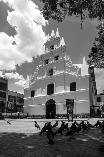 6.IglesiaLaVeracruz-SaliendoDeMisa.jpg