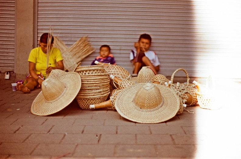 Indigenas tejedores de sombreros y cestas.jpg
