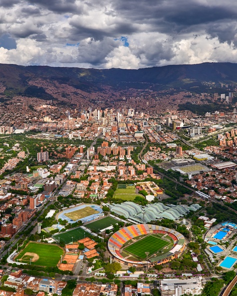Estadio Hacia el Oriente de Medellín.jpeg