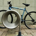bici oxidada en bicicletero obsoleto.jpg