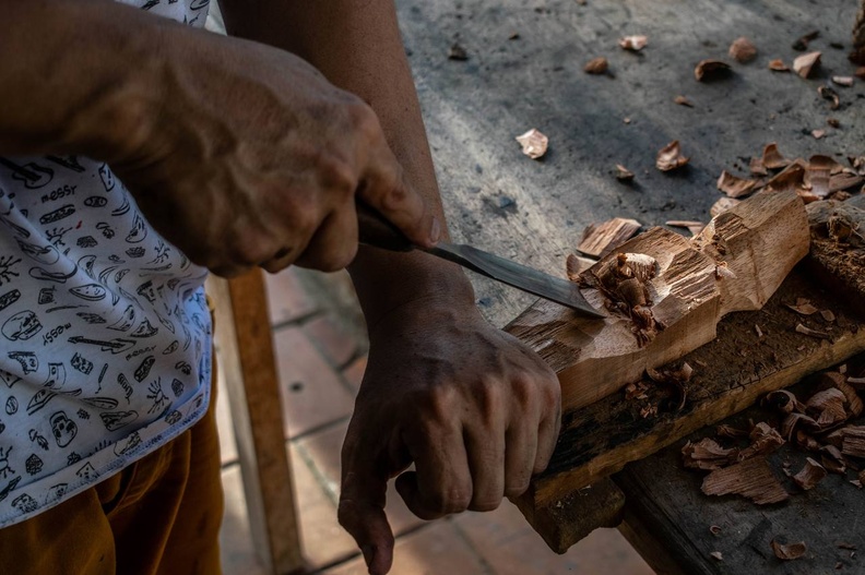 Sara Rivera Maya- foto talla de madera 3.jpg