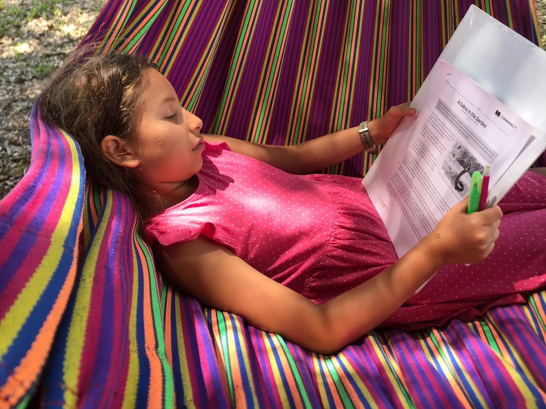 nena leyendo hamaca.jpg