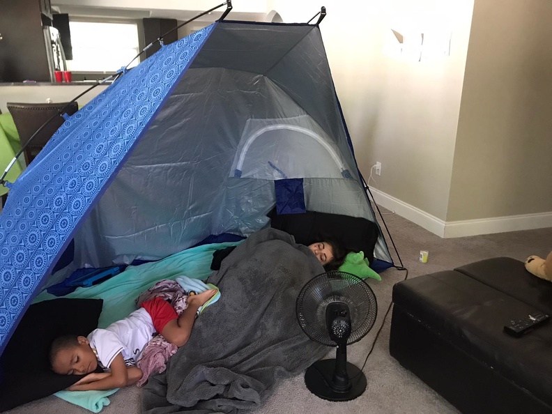 niños en camping.jpg